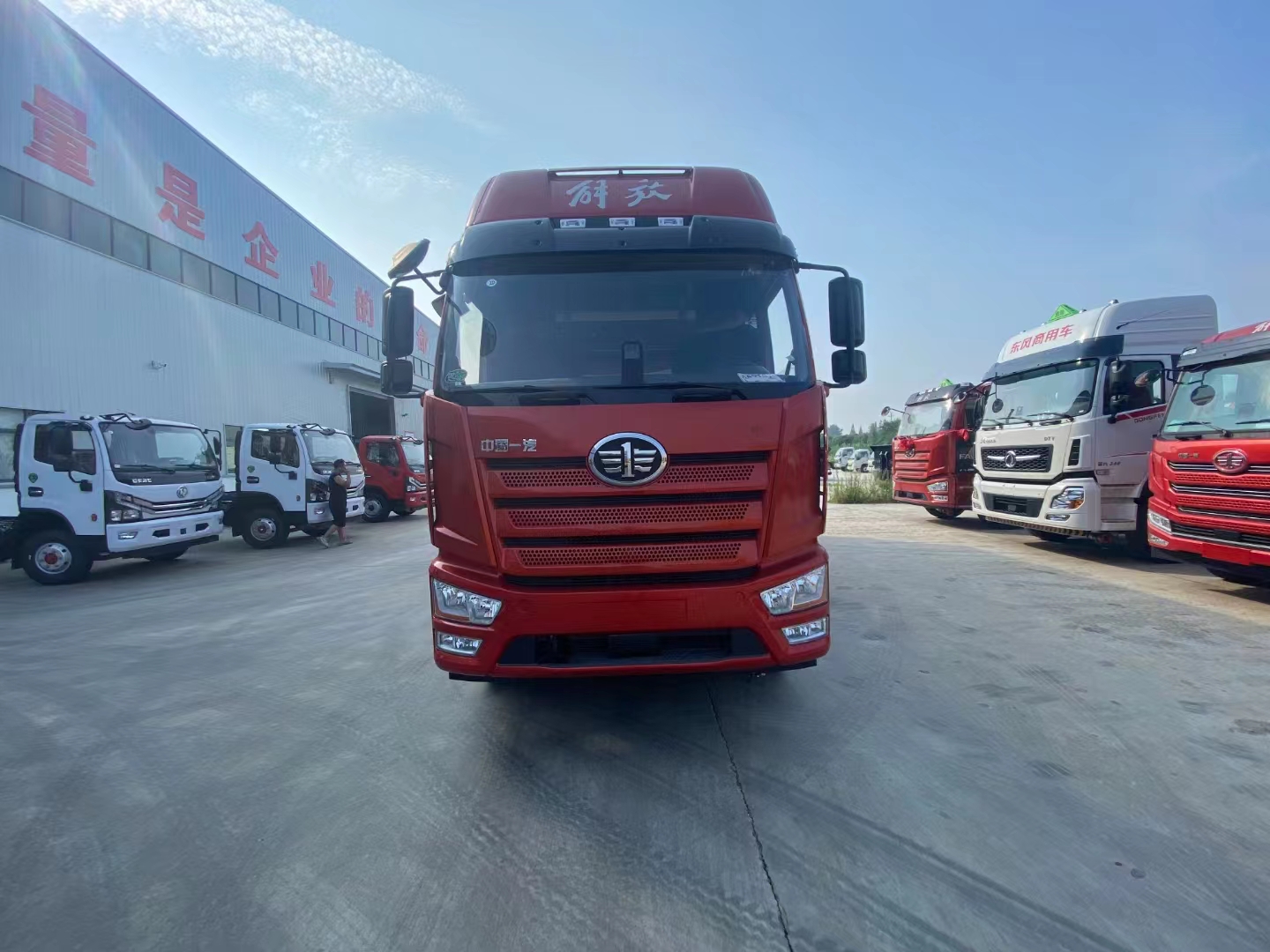 解放單橋高頂雙臥瓦楞板危險品車