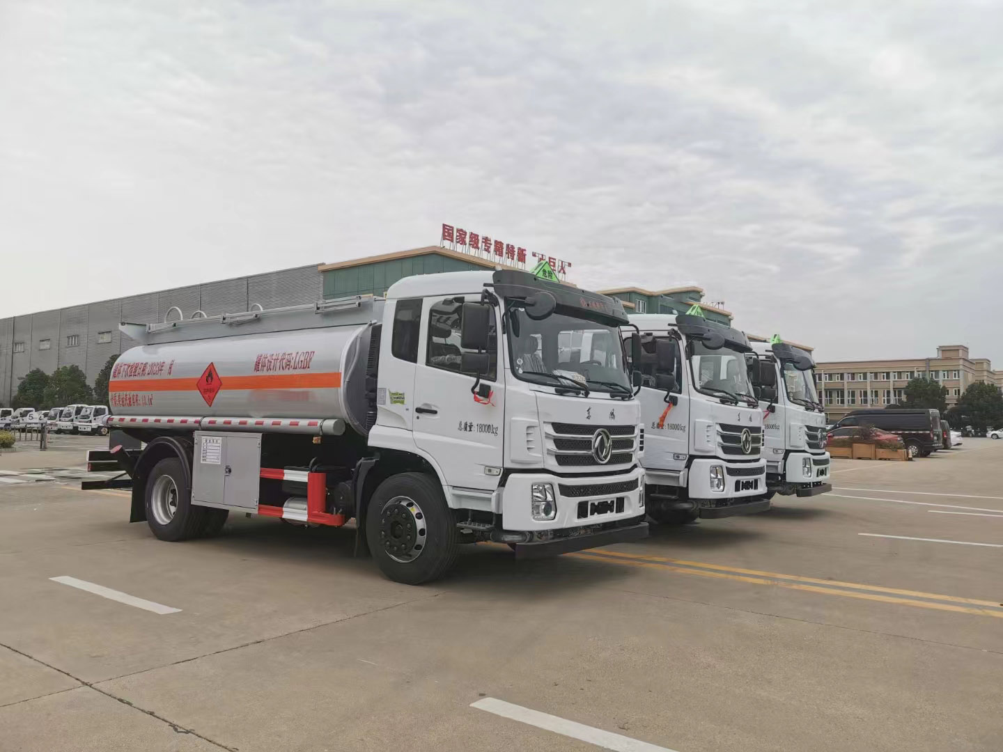 東風專底10噸國六加油車批量發車