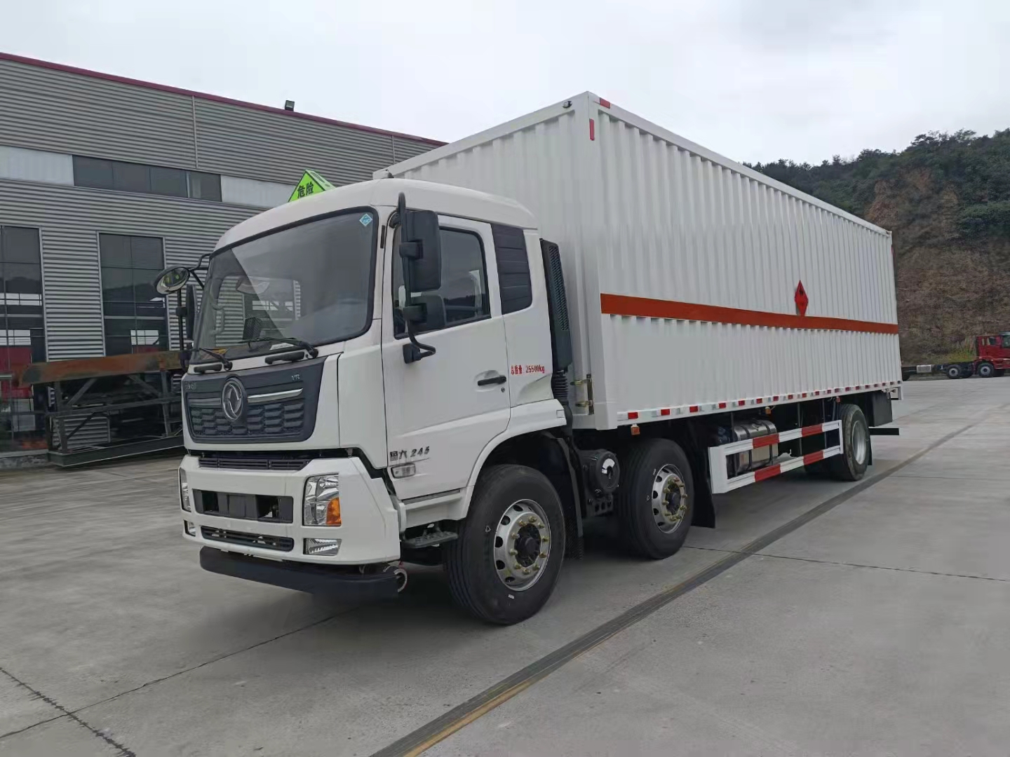 東風天錦三軸帶三開側門瓦楞板危險品車