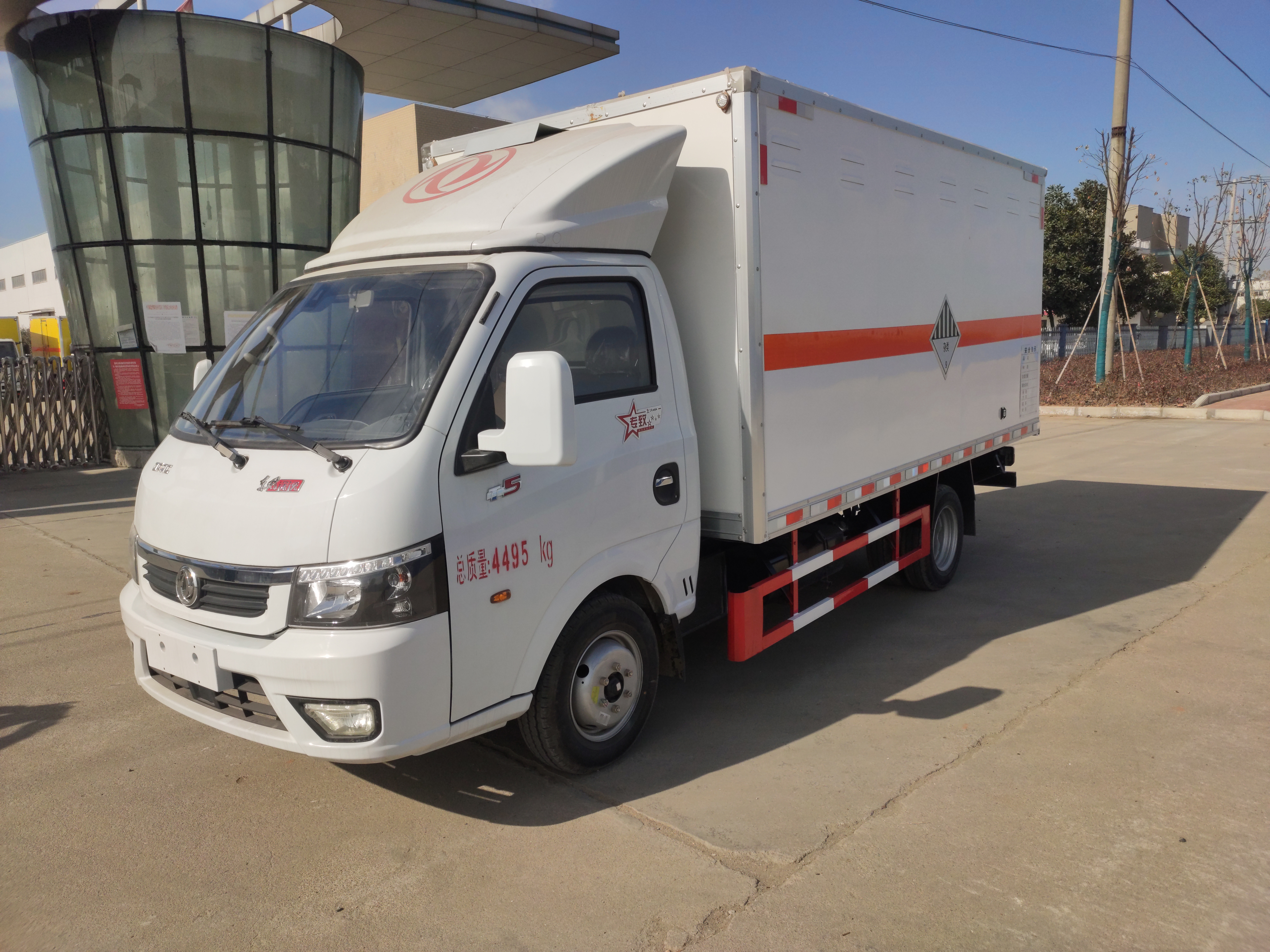 東風途逸3米9國六雜項危險品車