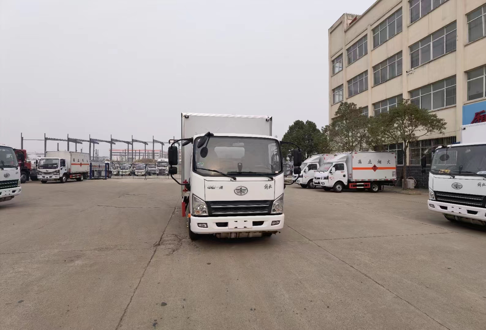 解放國六小黃牌4米2易燃?xì)怏w廂式運(yùn)輸車