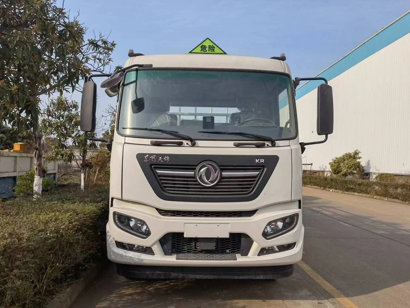 東風(fēng)天錦國六帶吊氣瓶車