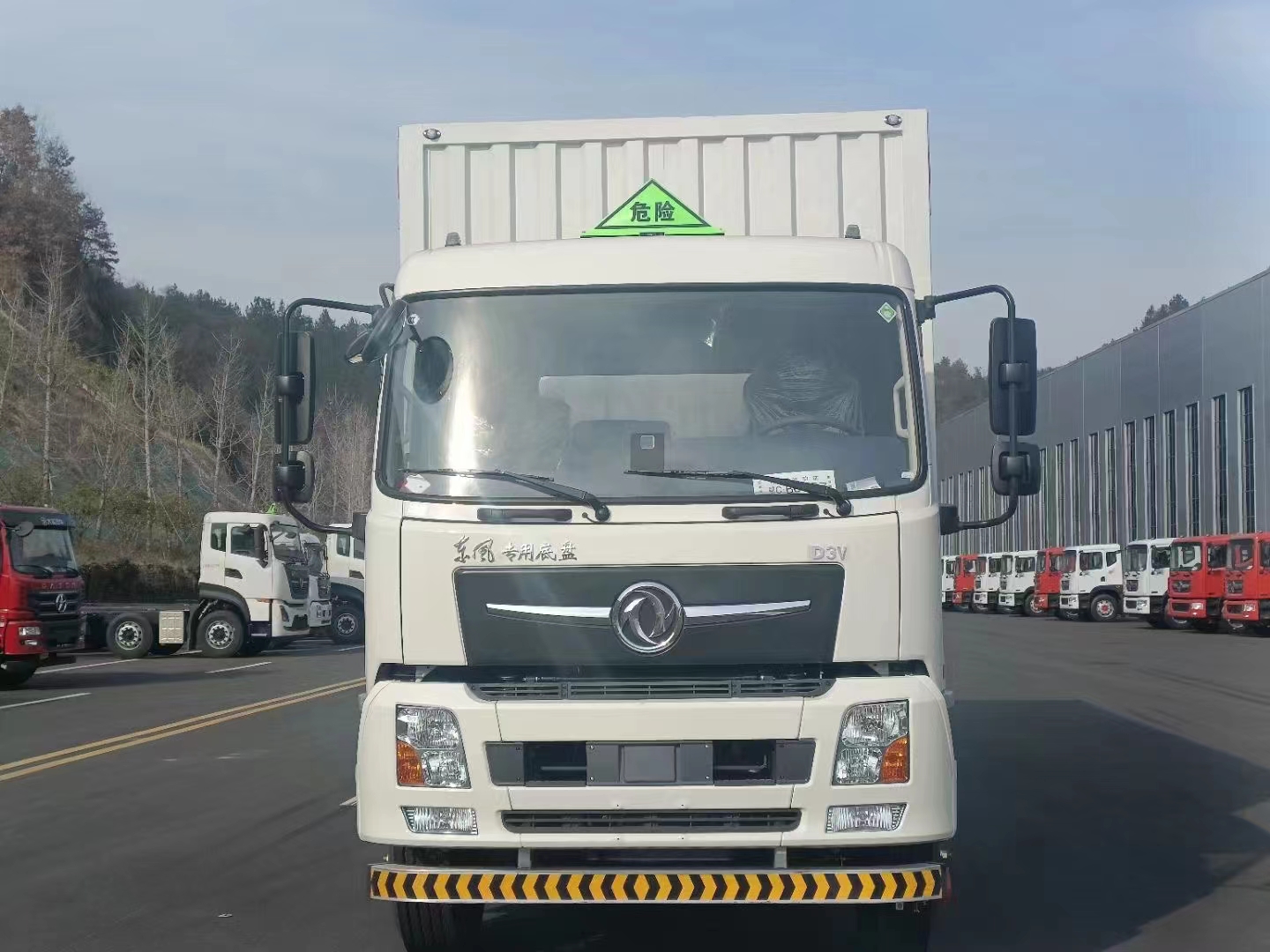 東風(fēng)新汽9.6米危險品箱式車