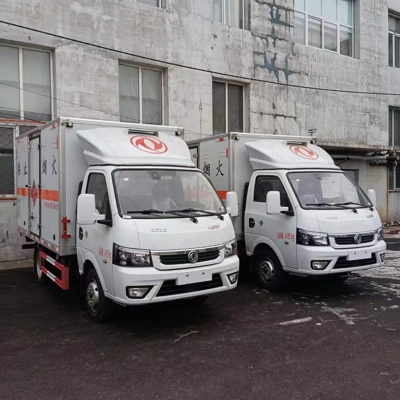 沈陽李總訂購2臺東風(fēng)途逸易燃液體廂式運(yùn)輸車