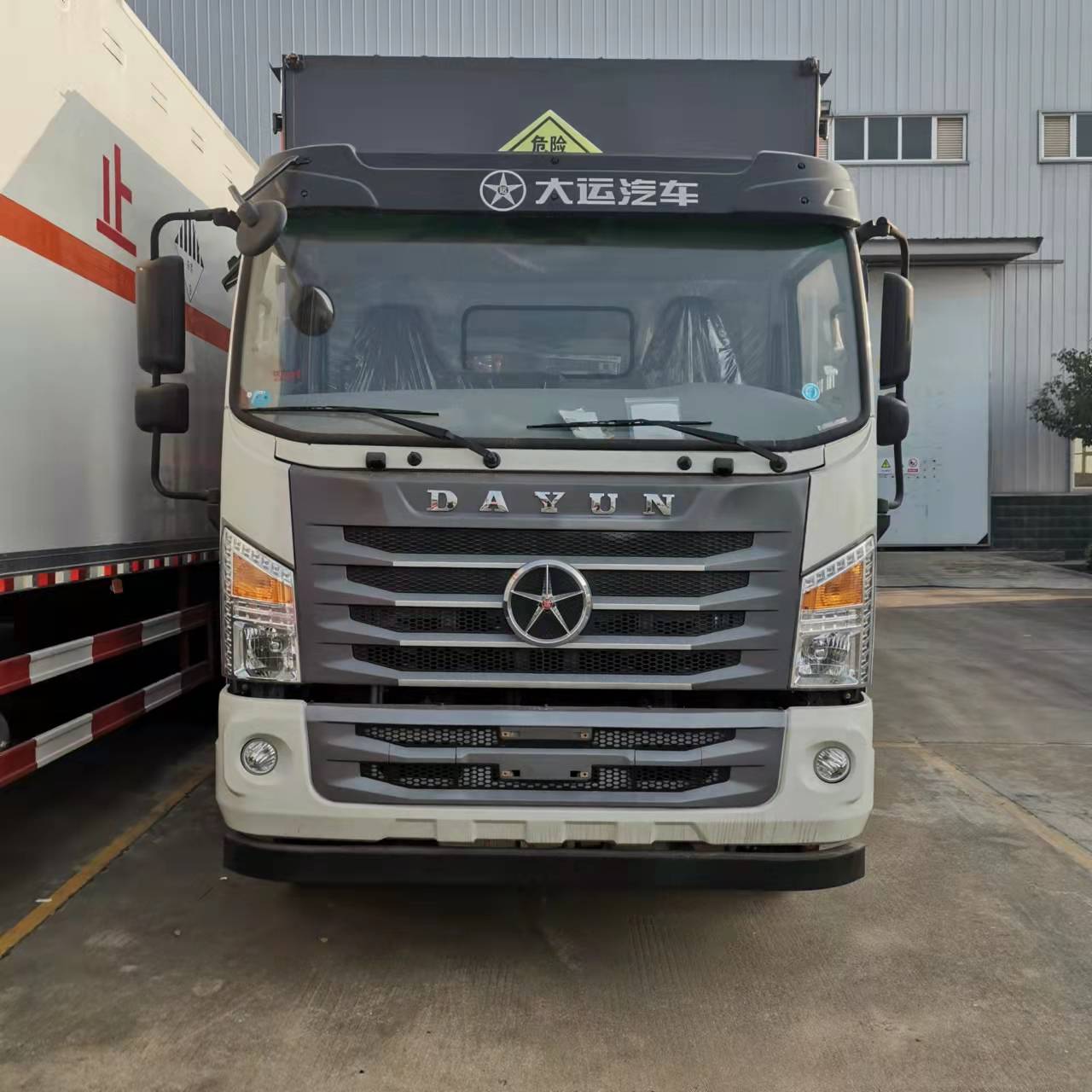 大年初五，為您解析選擇程力危險品運輸車原因: