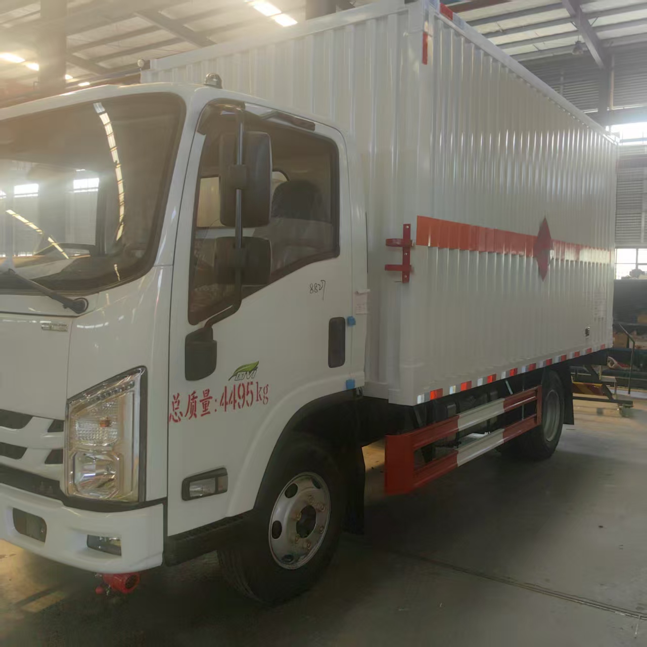 守護安全的五十鈴藍牌帶尾板拉液化鋼瓶車