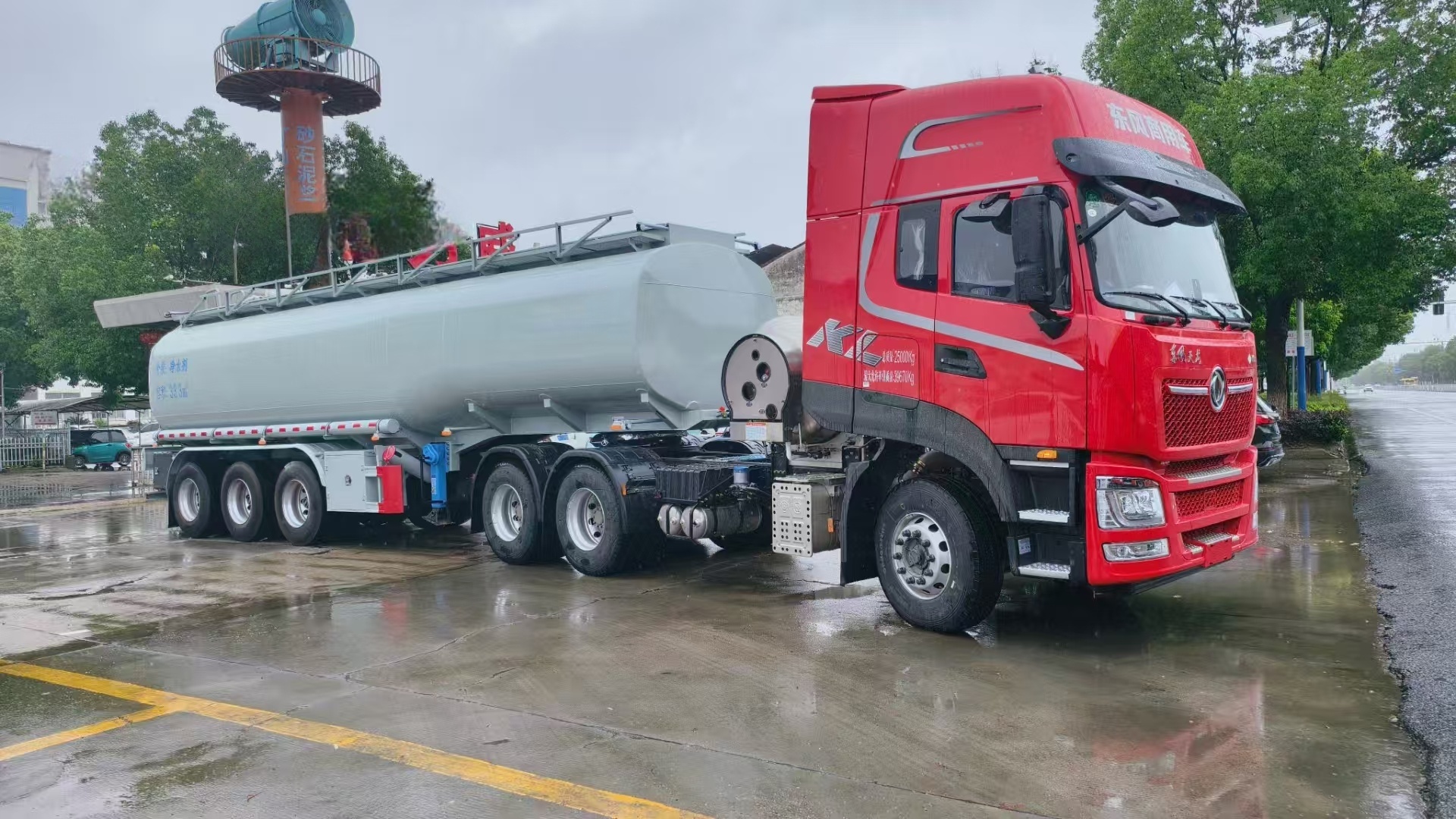 31方供液半掛車發車