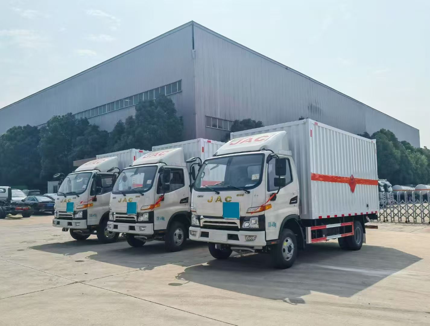 三臺江淮駿鈴國六易燃?xì)怏w廂式車發(fā)車