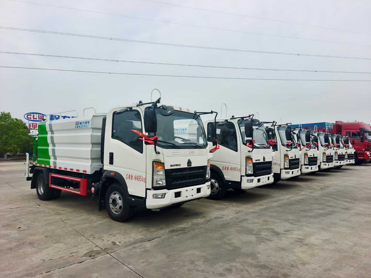 重汽豪沃國(guó)六藍(lán)牌7方抑塵車發(fā)車