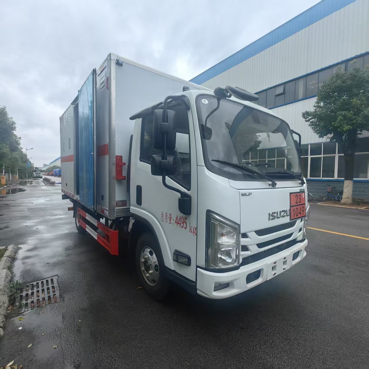 五十鈴拉氮?dú)鈳舶逦ｋU(xiǎn)品車