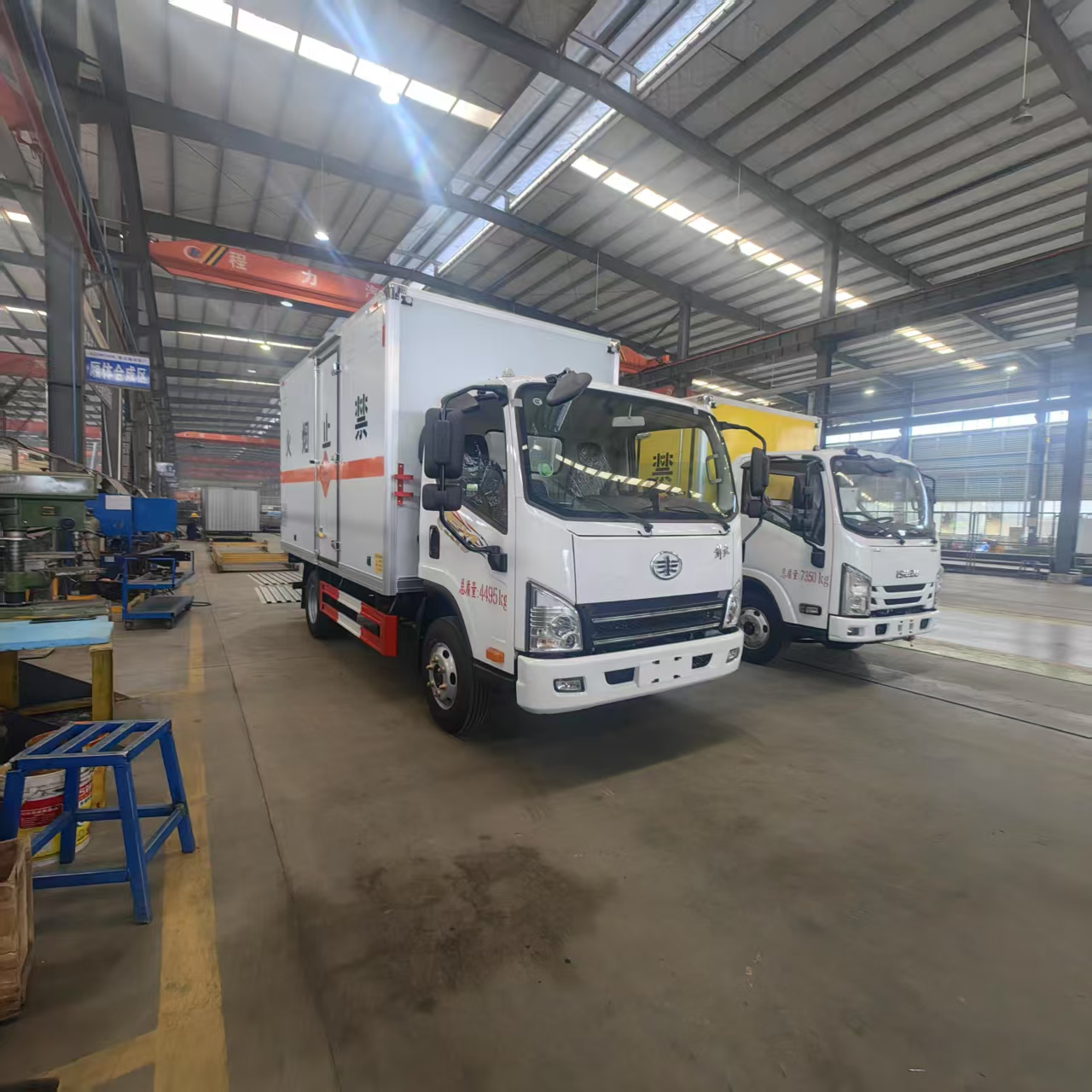 五十鈴和解放藍(lán)牌危險(xiǎn)品車發(fā)車