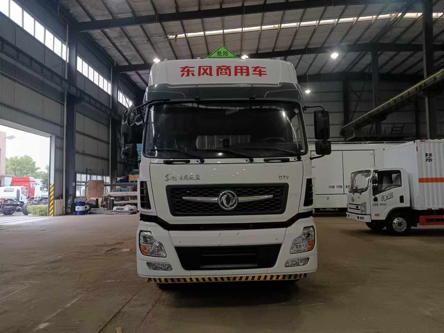 東風D7V國六9米6易燃氣體廂式車