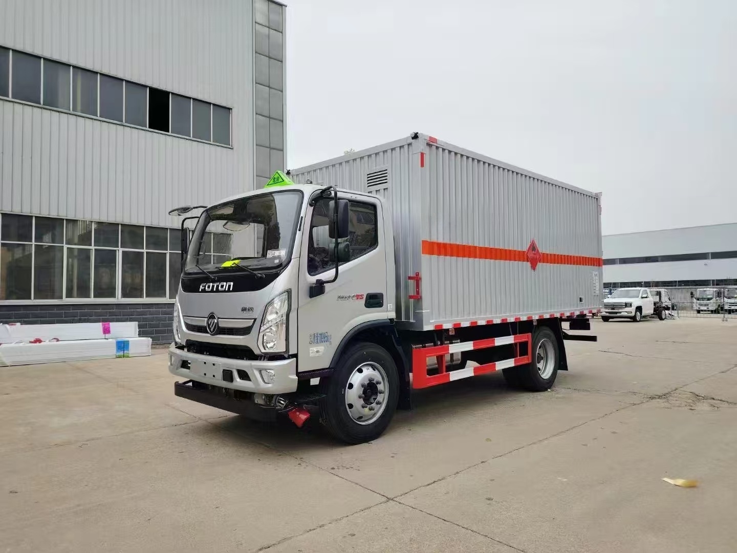 福田奧鈴5米1銀色瓦楞板危險(xiǎn)品車