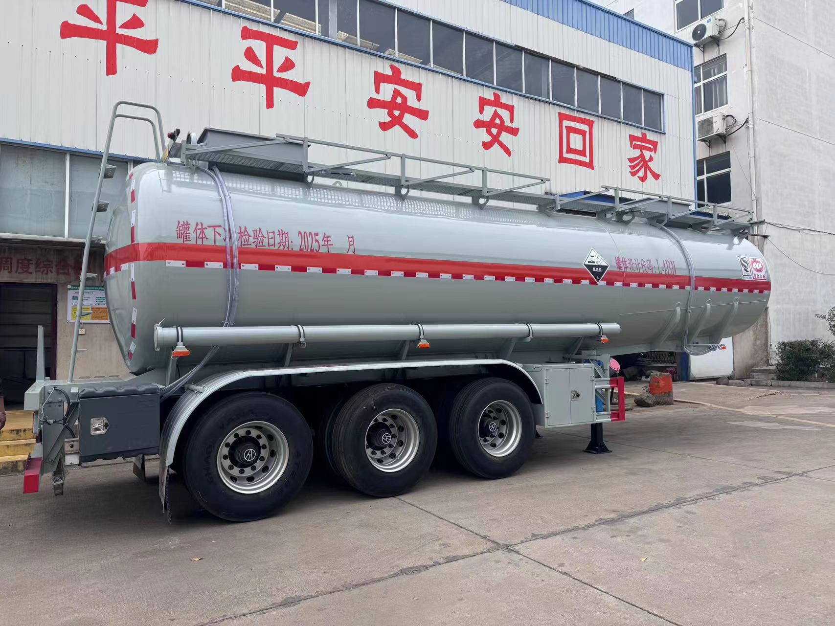 拉鹽酸專用分體式腐蝕品罐式車