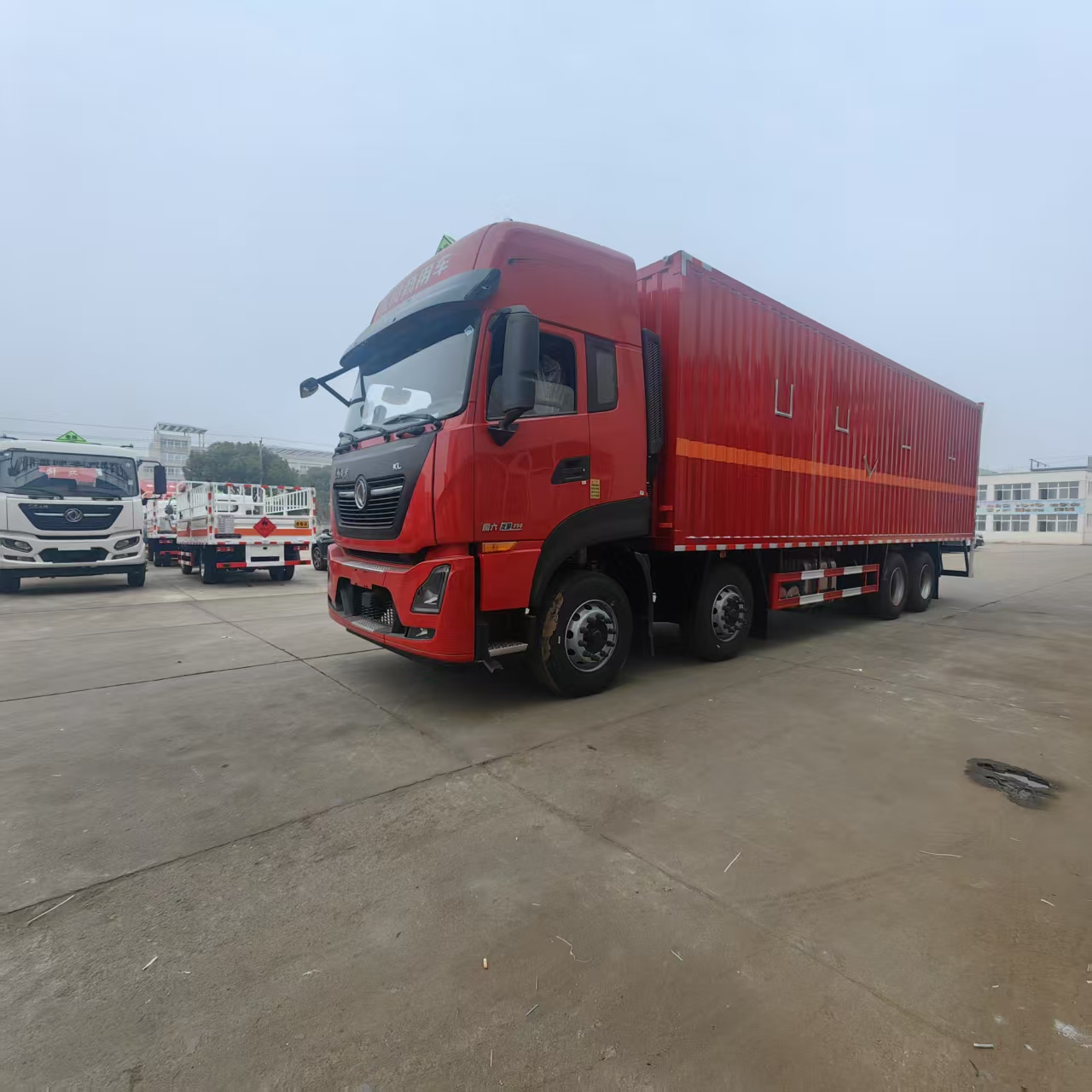 東風(fēng)天龍前四后八紅色危險(xiǎn)品車(chē)