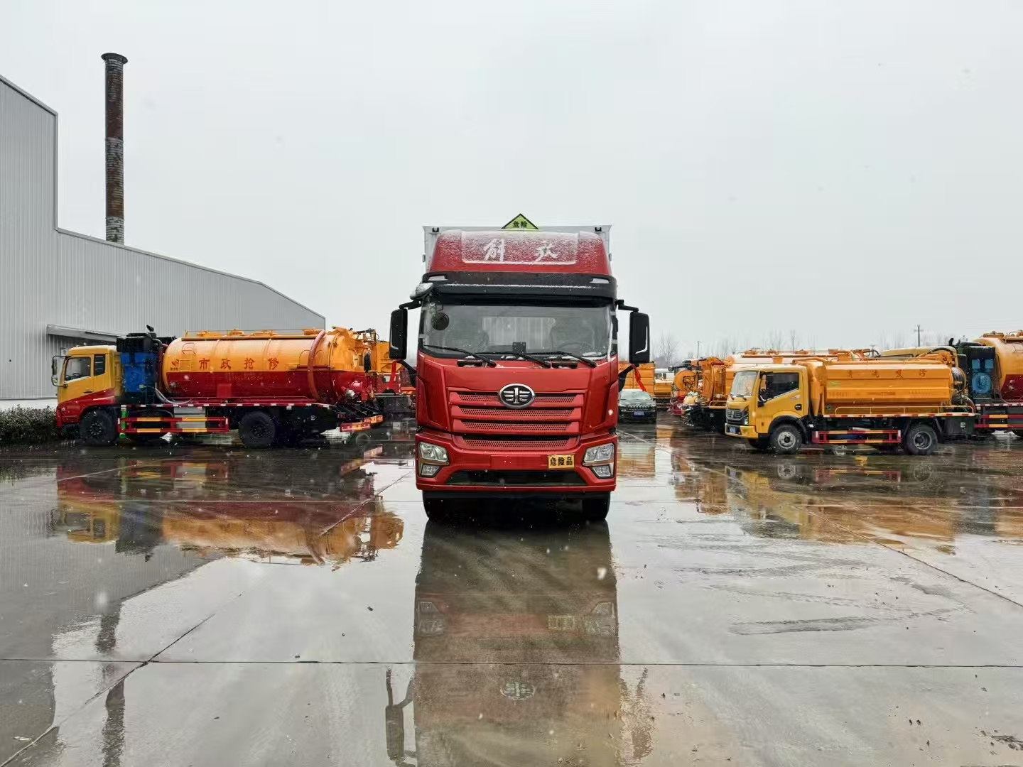 解放JK6三軸帶左右開(kāi)門(mén)危險(xiǎn)品車(chē)