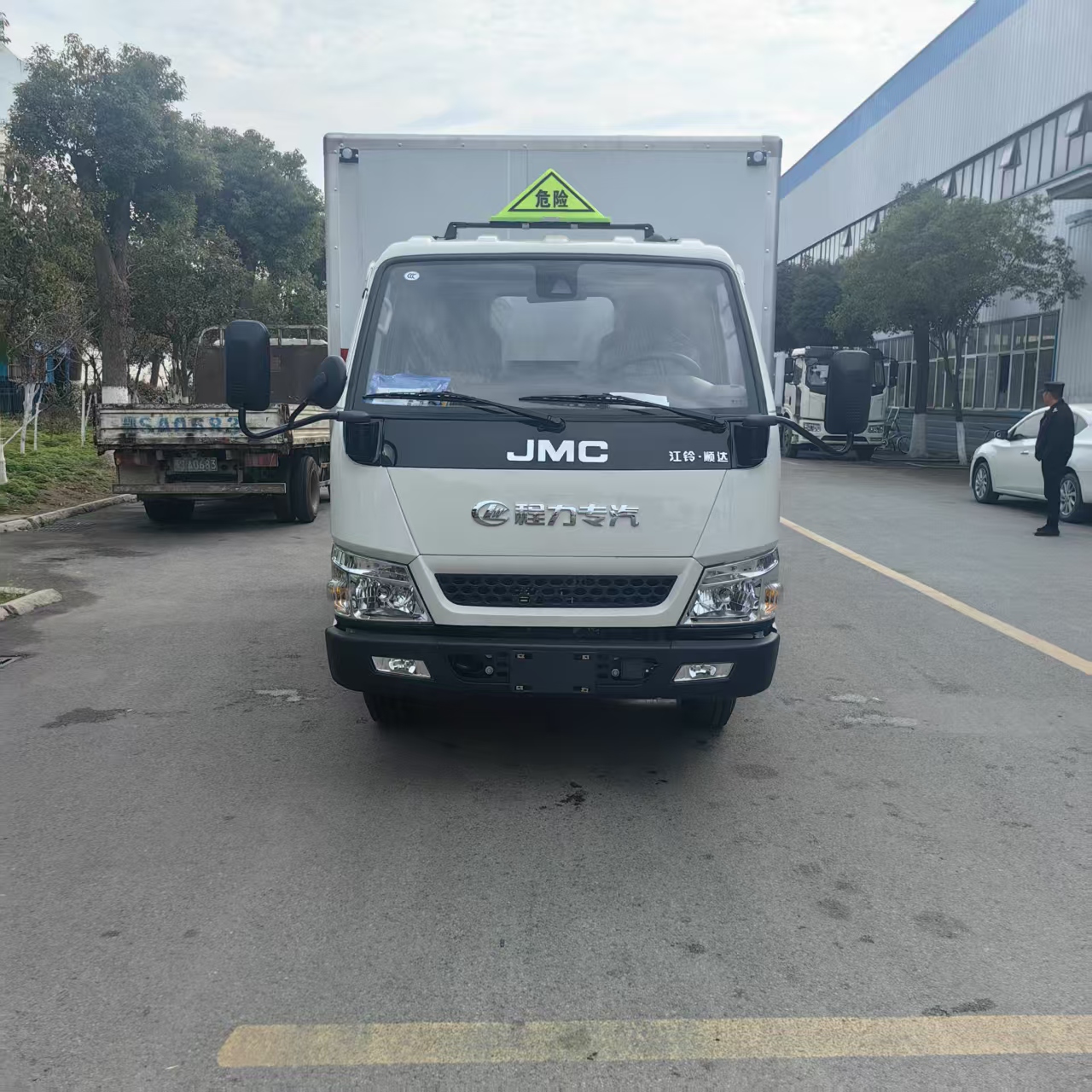 江鈴順達(dá)藍(lán)牌易燃液體廂式車發(fā)車