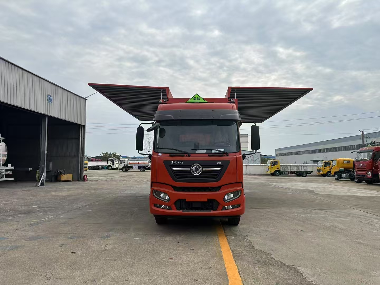 東風(fēng)天錦國(guó)六翼展危貨車