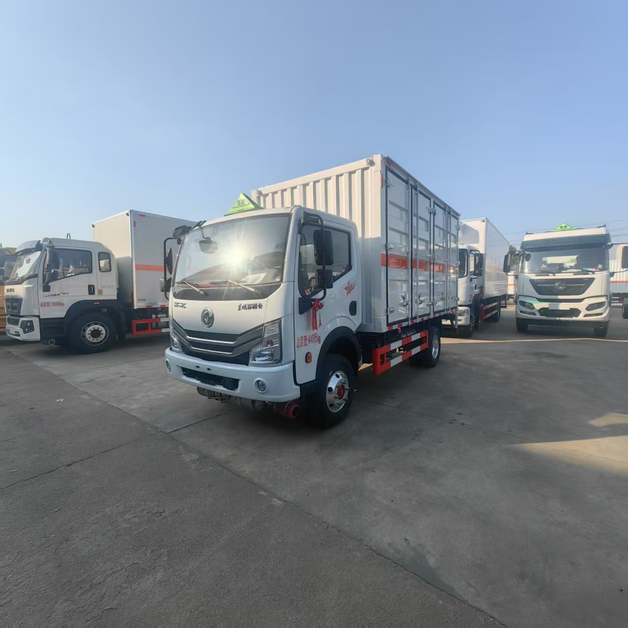 東風(fēng)多利卡藍(lán)牌全開門危險(xiǎn)品車