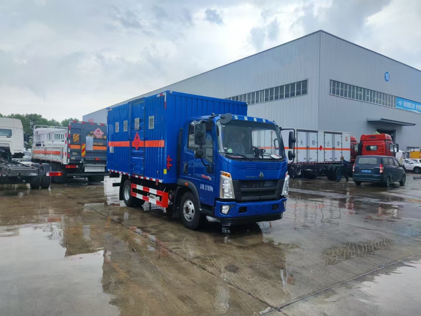 重汽5噸藍(lán)色國六易燃?xì)怏w廂式運(yùn)輸車