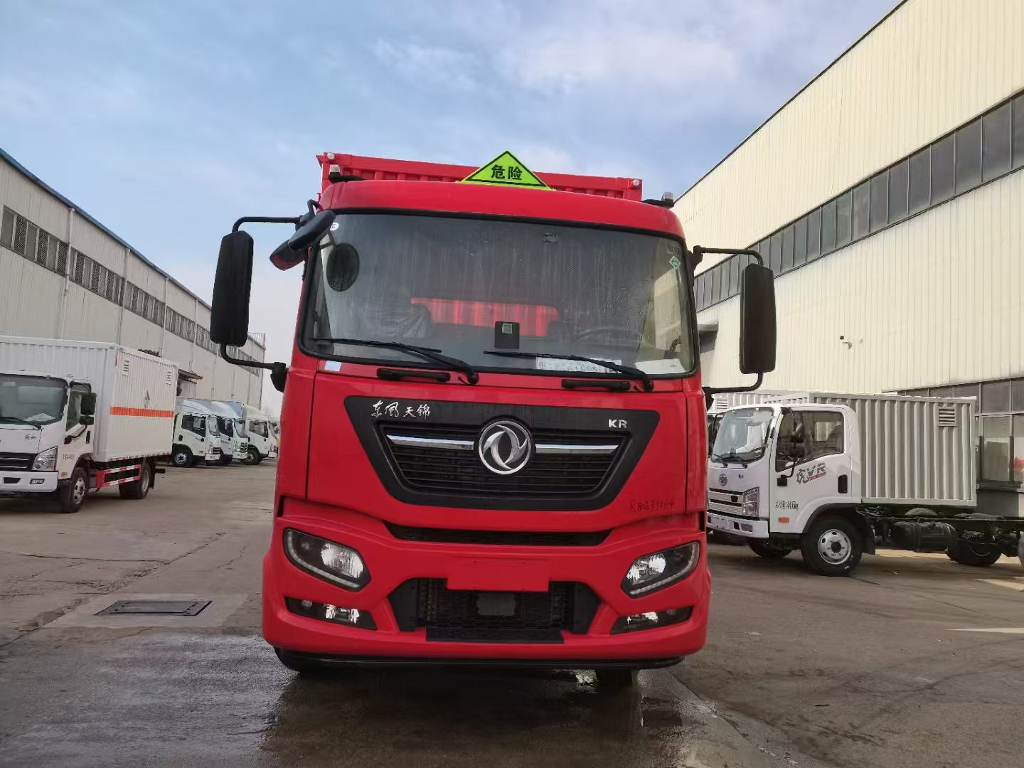 東風(fēng)天錦國六氧化性危險(xiǎn)品車