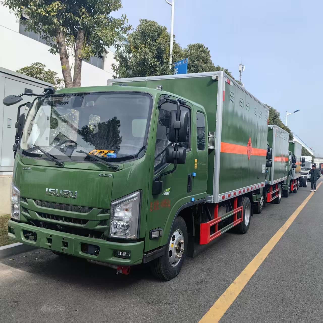 3臺五十鈴綠色爆破車發(fā)車