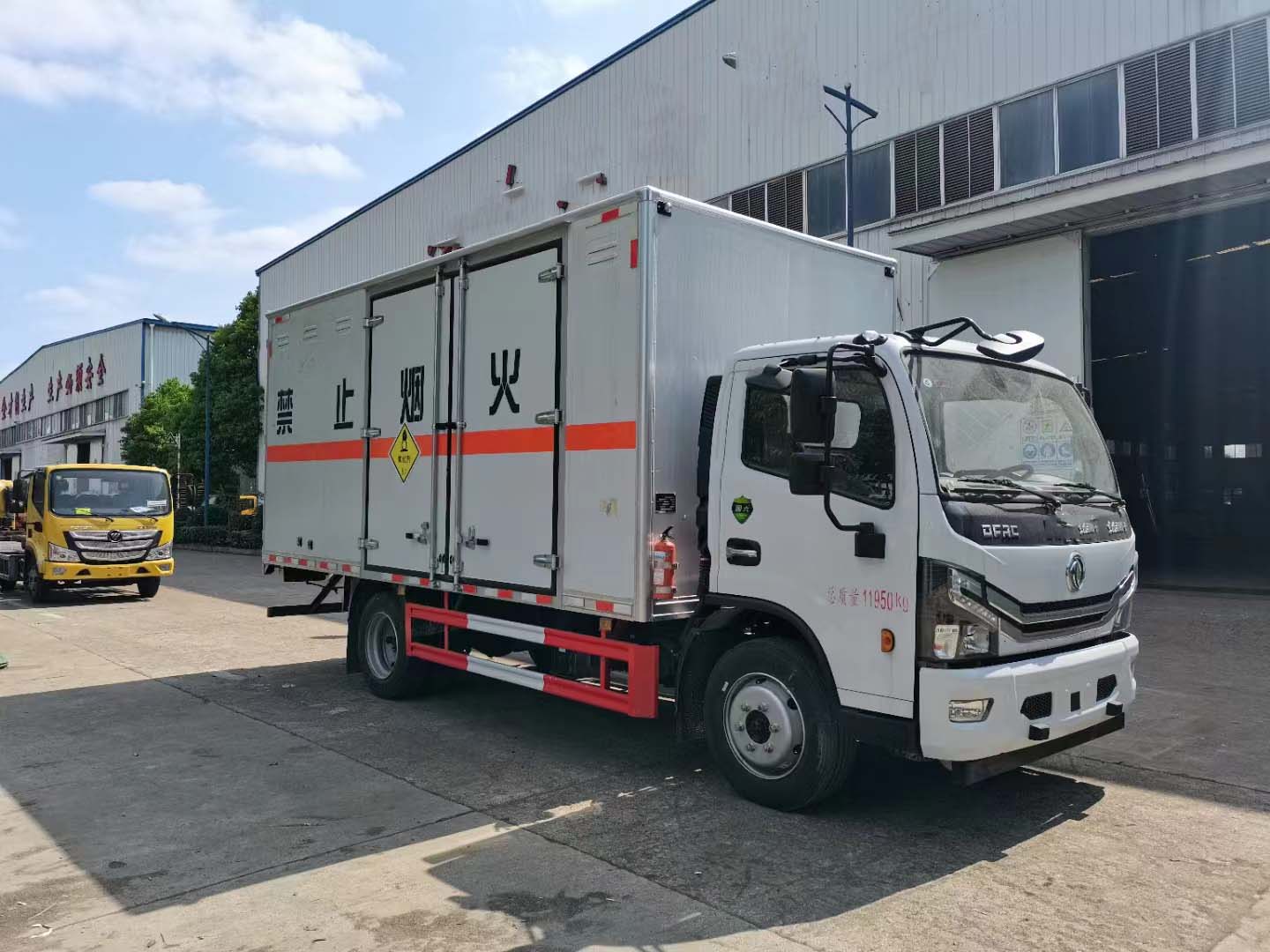 東風(fēng)大多利卡國六氧化性危險品車