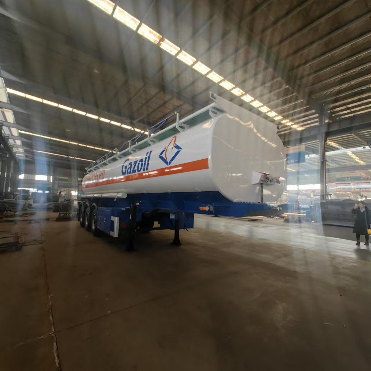 半掛式泵油專用車