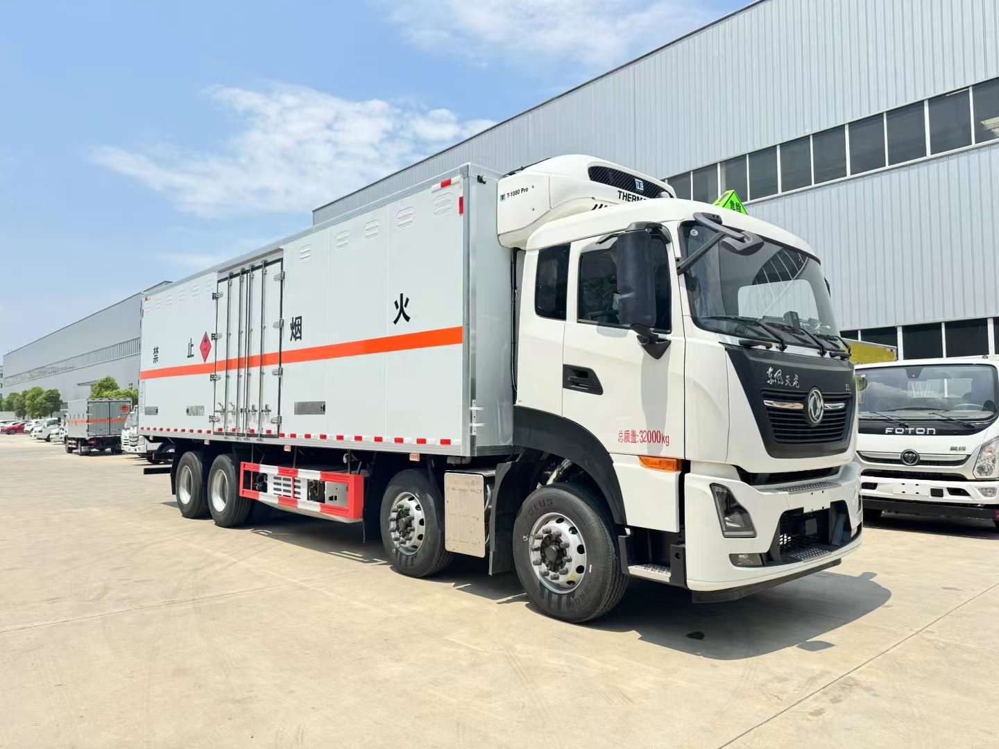 東風天龍國六前四后八帶冷機危險品車