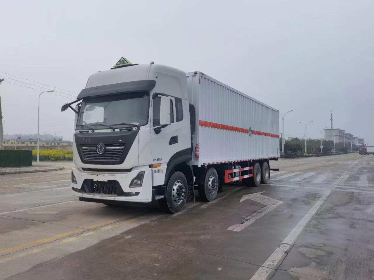 東風天龍前四后八帶尾板國六雜項危險物品廂式運輸車