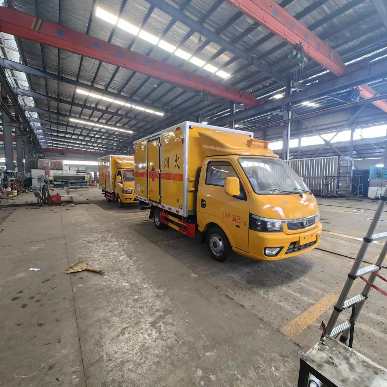 東風(fēng)途逸黃色國(guó)六易燃液體廂式運(yùn)輸車批量發(fā)車