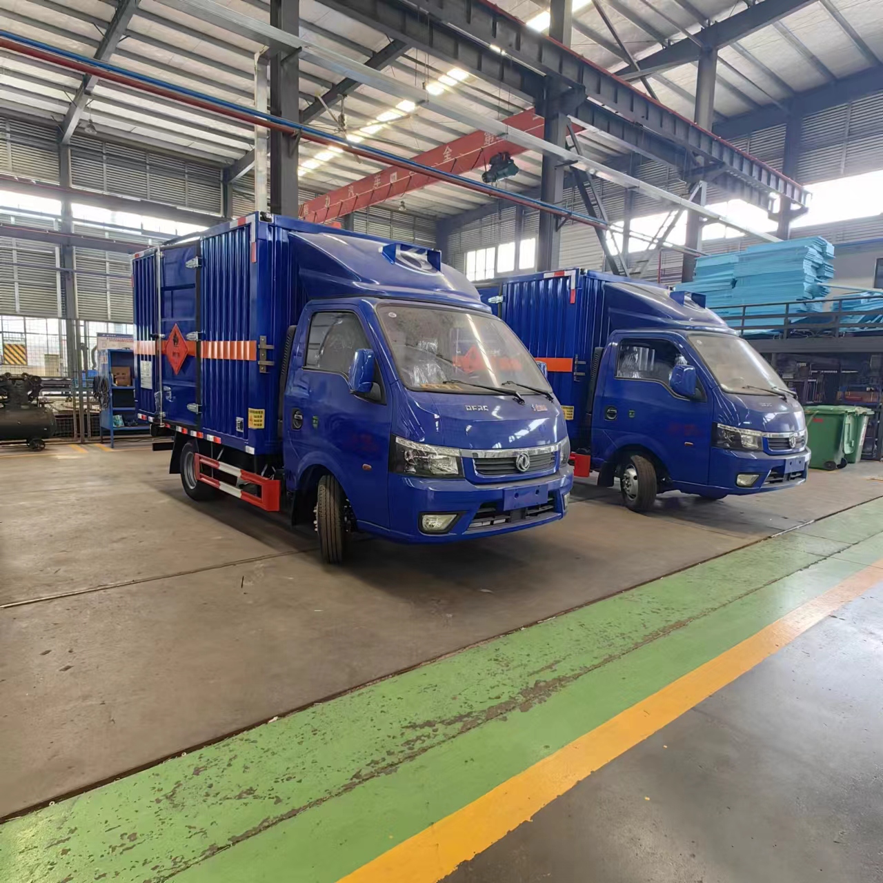 內(nèi)蒙李總訂購(gòu)東風(fēng)途逸藍(lán)色二類危險(xiǎn)品車