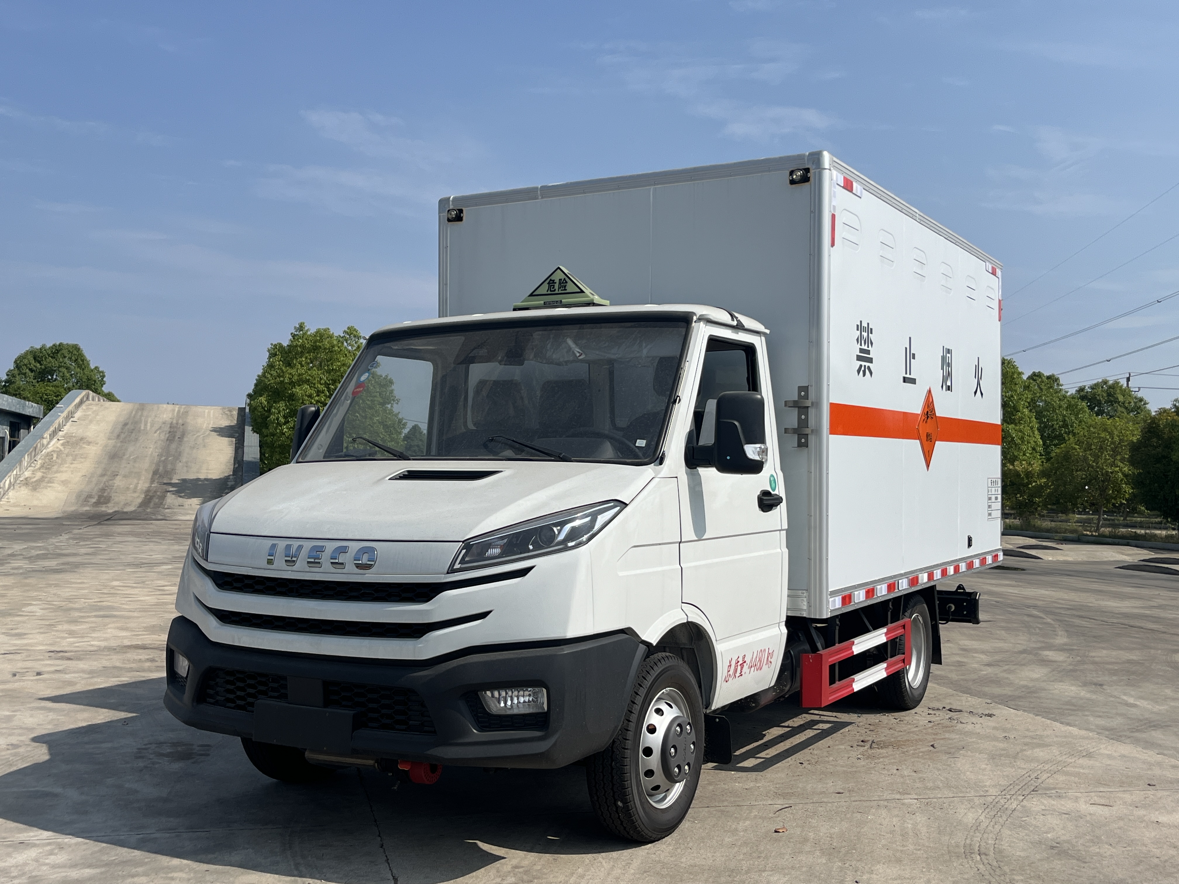 依維柯得意X45國六爆破器材箱式運輸車