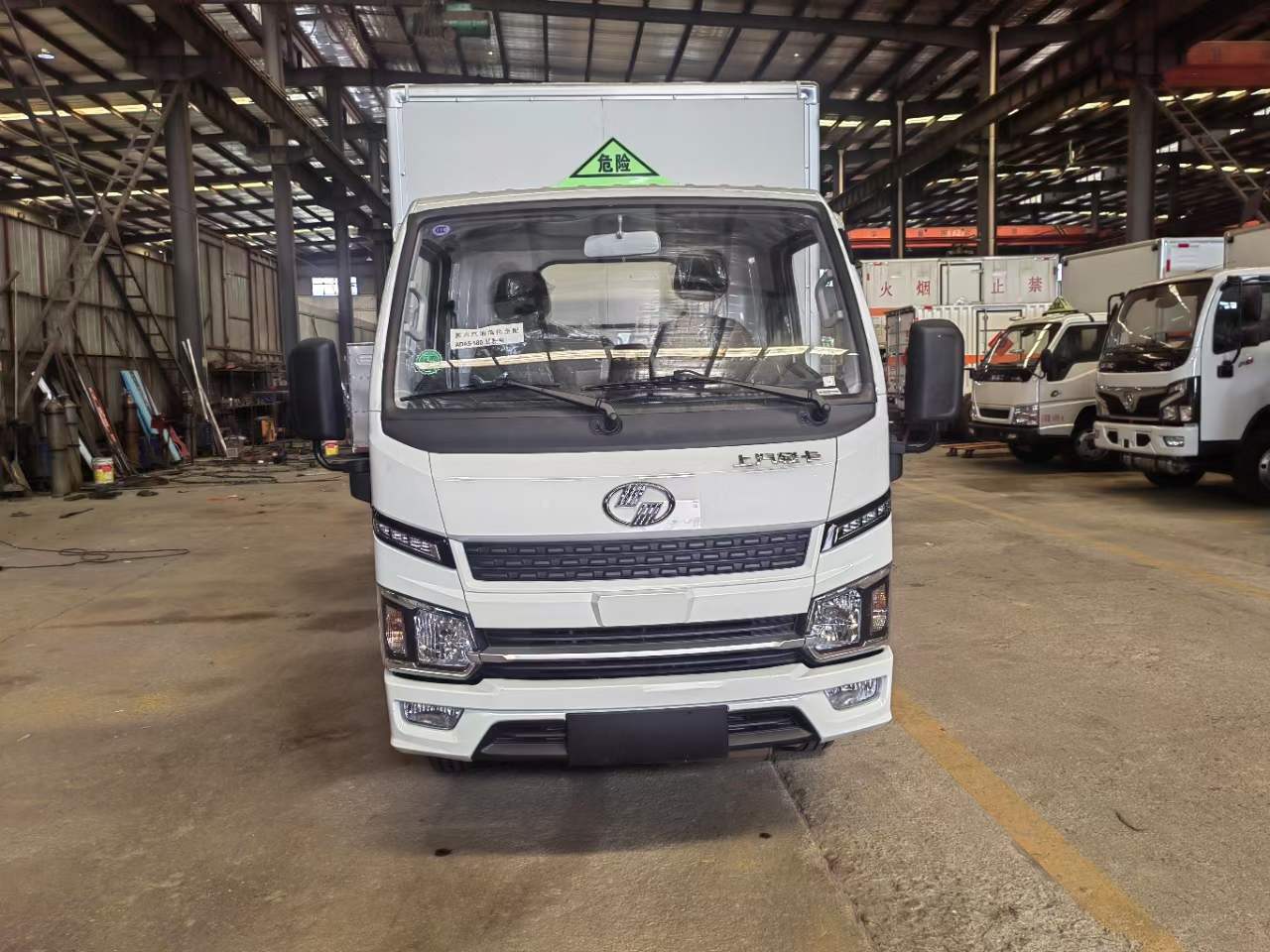 上汽躍進汽油132馬力帶尾板國六危險品車