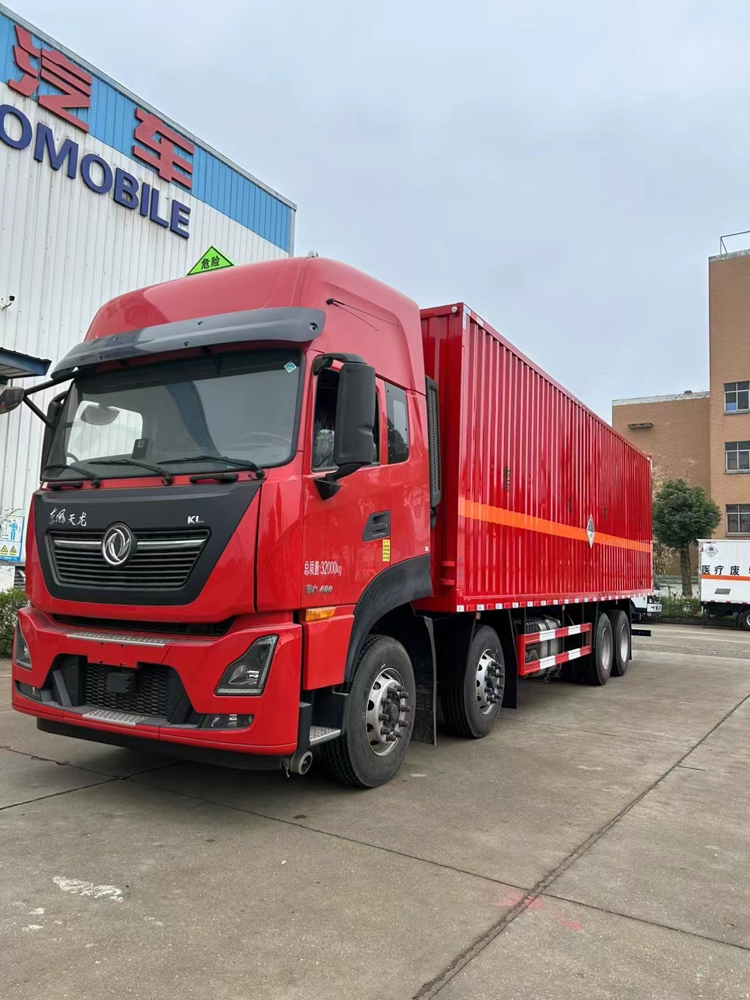 東風天龍紅色前四后八國六瓦楞板危險品車