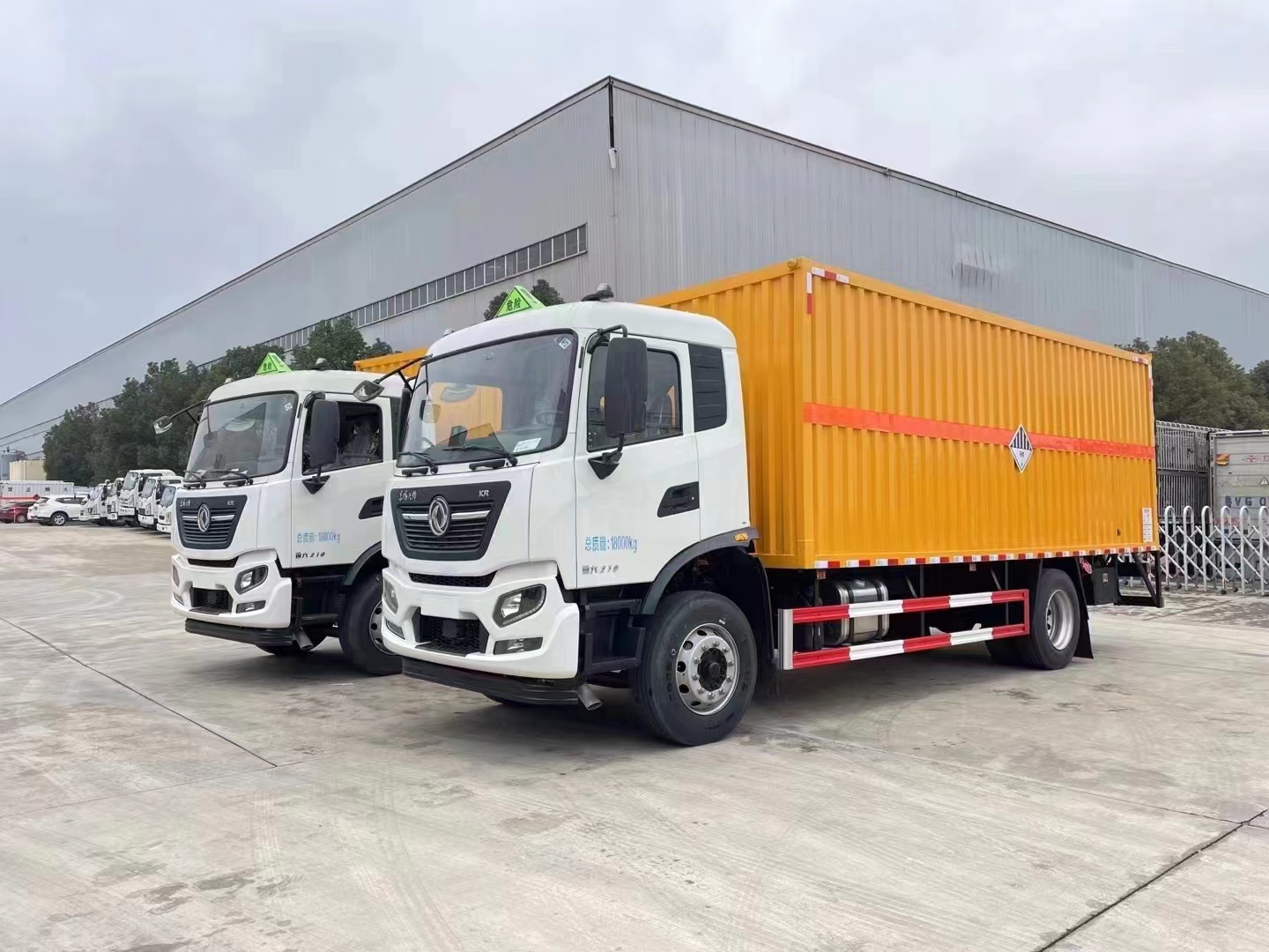 東風天錦外瓦楞內不銹鋼板樣式危險品車