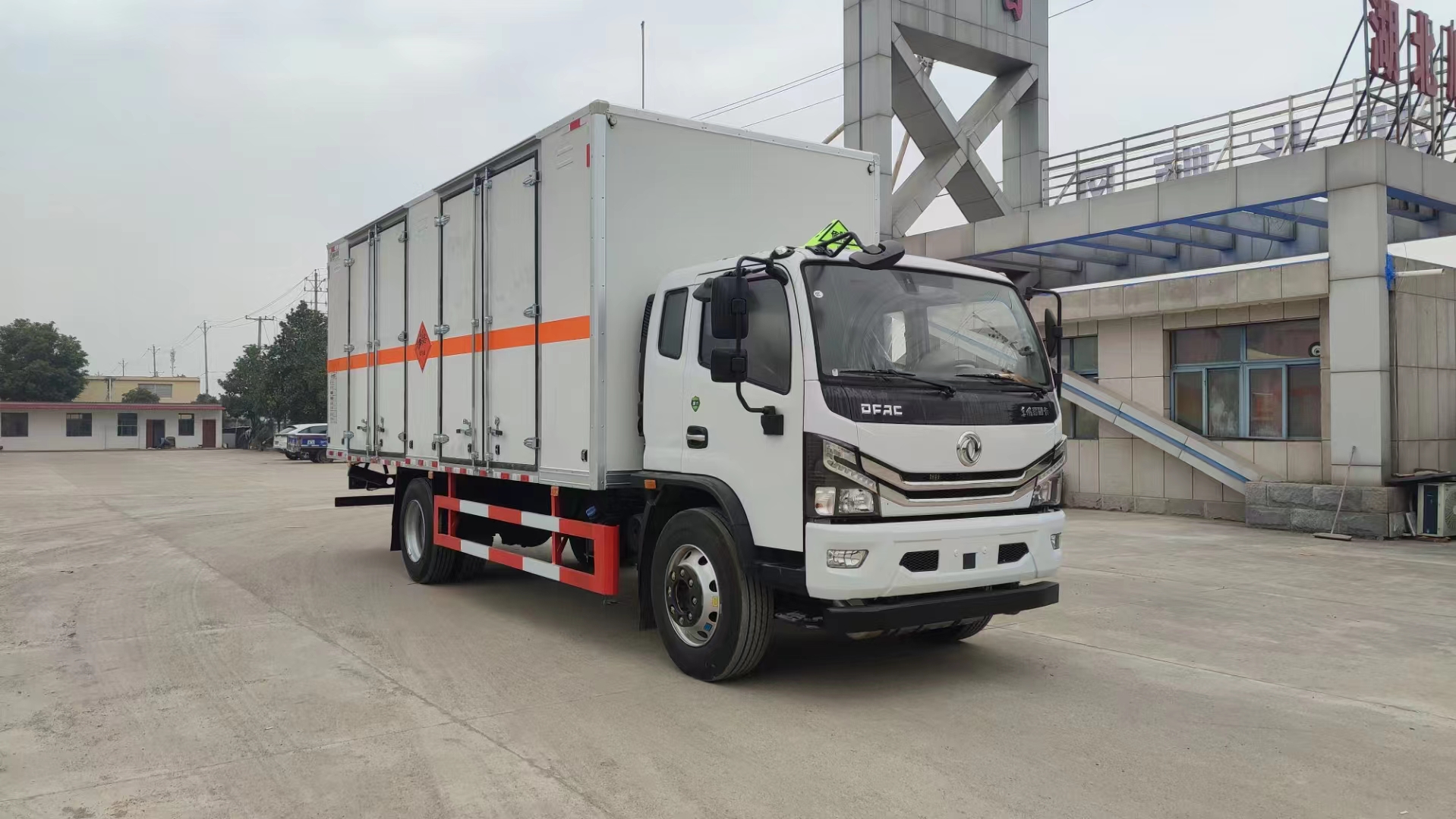 東風D8國六10噸爆破器材運輸車