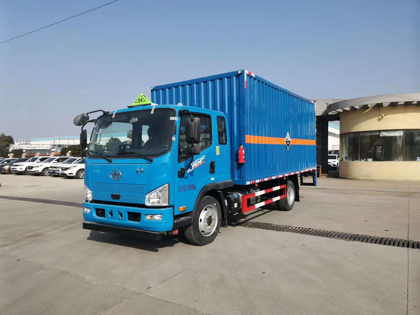 解放J6F國(guó)六瓦楞板排半危險(xiǎn)品車