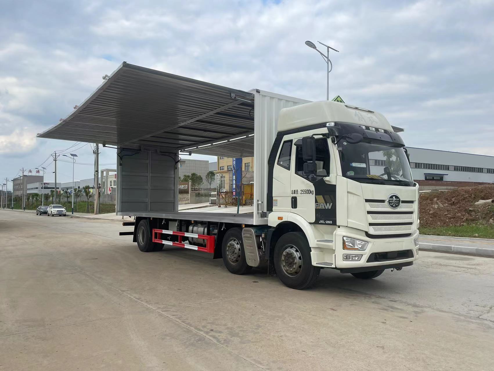 解放三軸翼展危險(xiǎn)品車