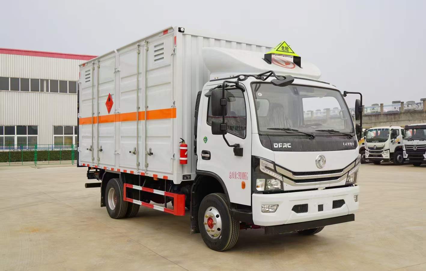 東風多利卡D6帶全開側門易燃氣體廂式車