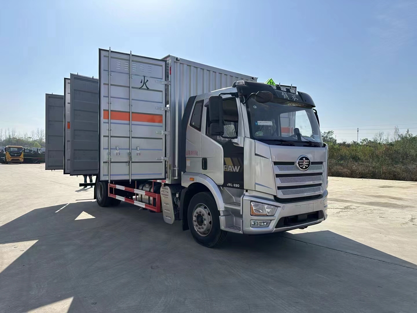 解放J6L國六帶左右開門危險品車（銀色）