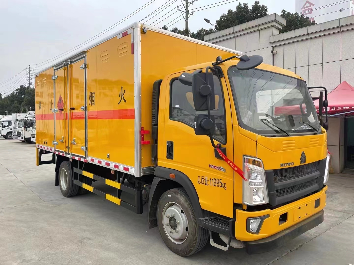 重汽5噸4米2易燃氣體廂式運輸車