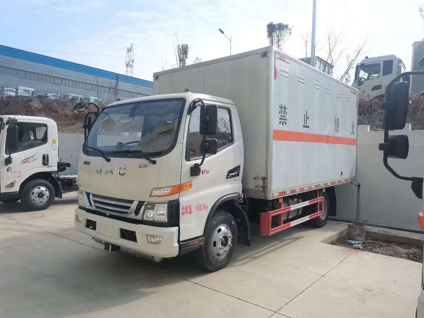 江淮單排帶臥鋪危險品車