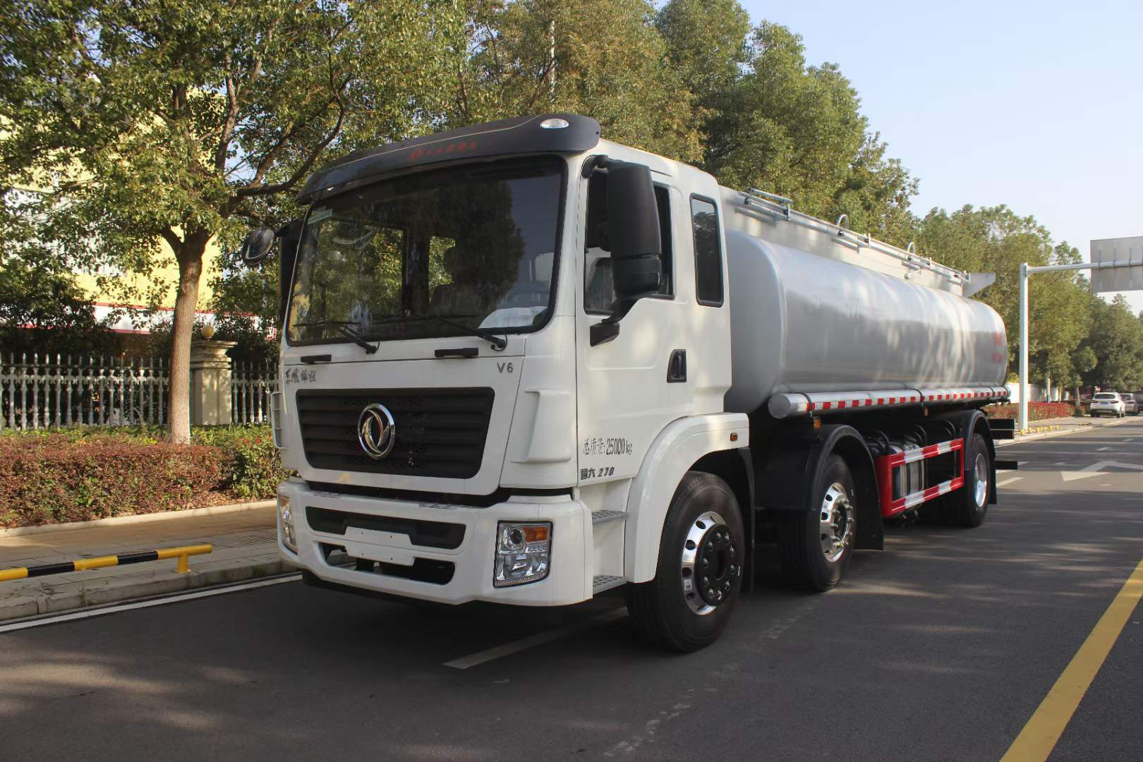 東風錦程V6三軸國六普通液體罐式車