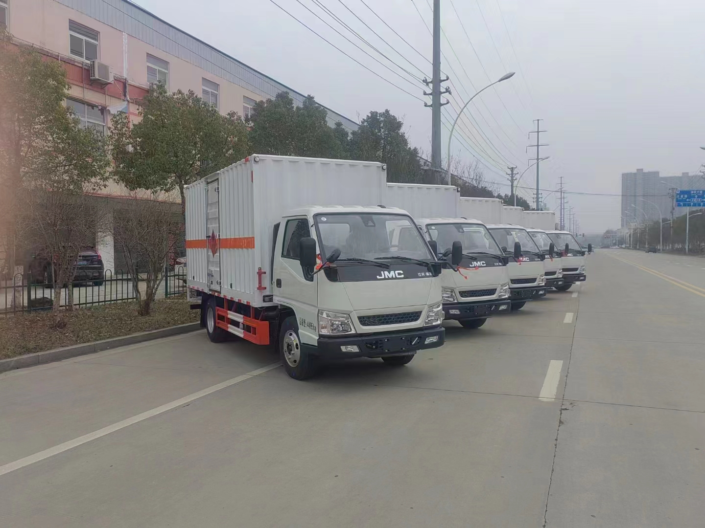 江鈴順達(dá)國六瓦楞板危險(xiǎn)品車批量發(fā)車