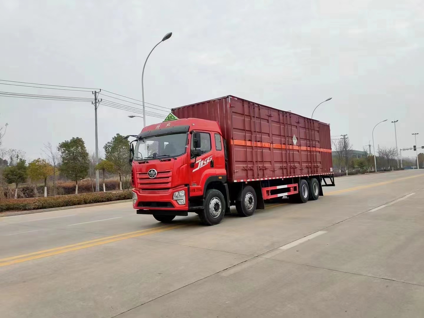 解放JK6國六前四后八危險品車