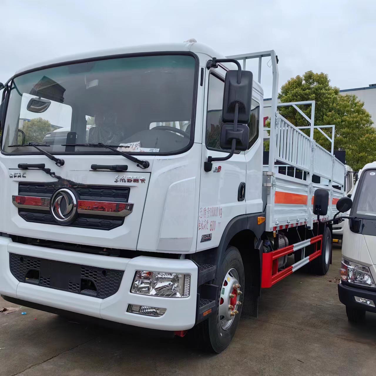 東風(fēng)D9國(guó)六帶高欄氣瓶車(chē)