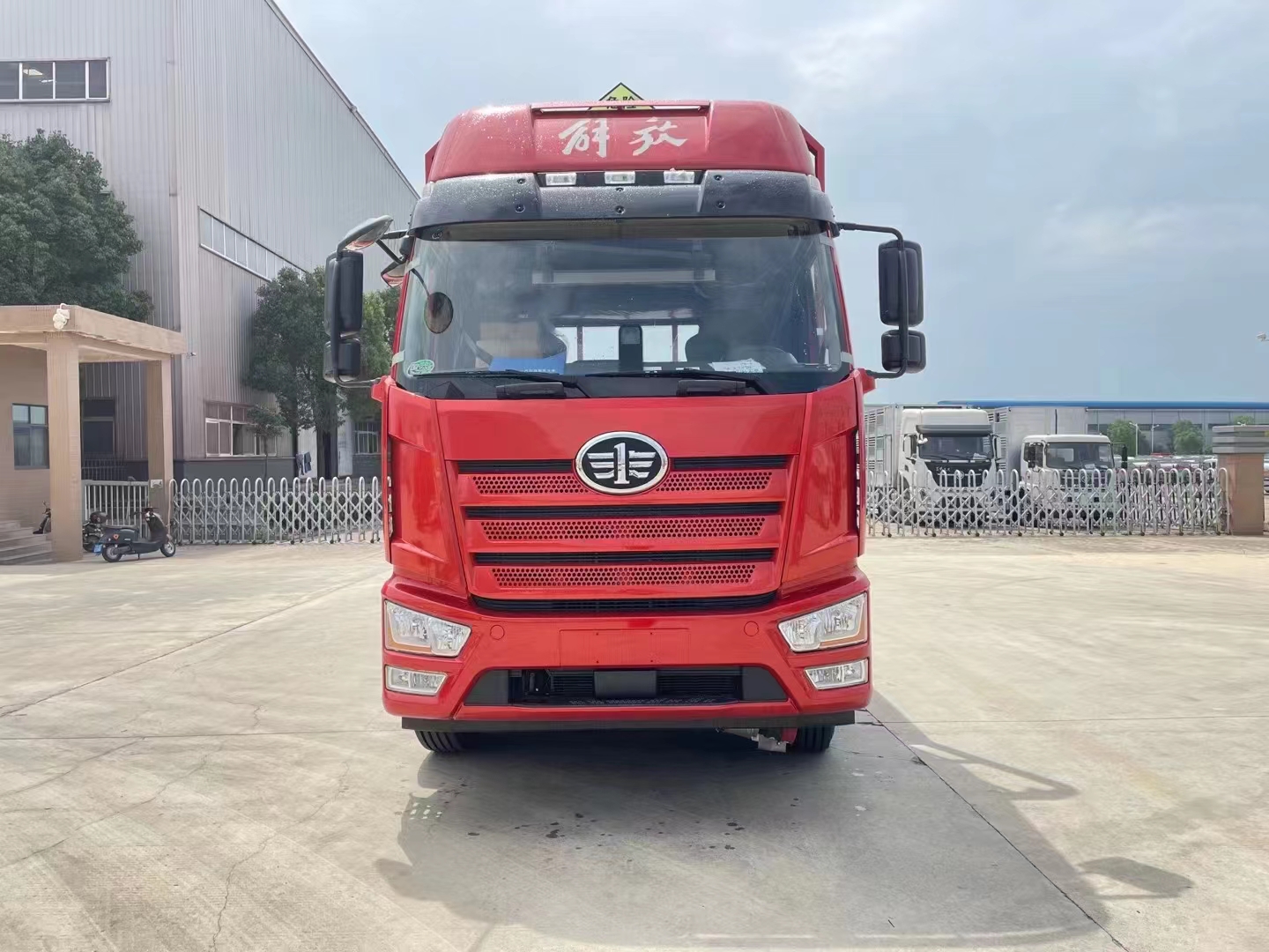 解放J6L國(guó)六6米8高頂雙臥氣瓶車(chē)