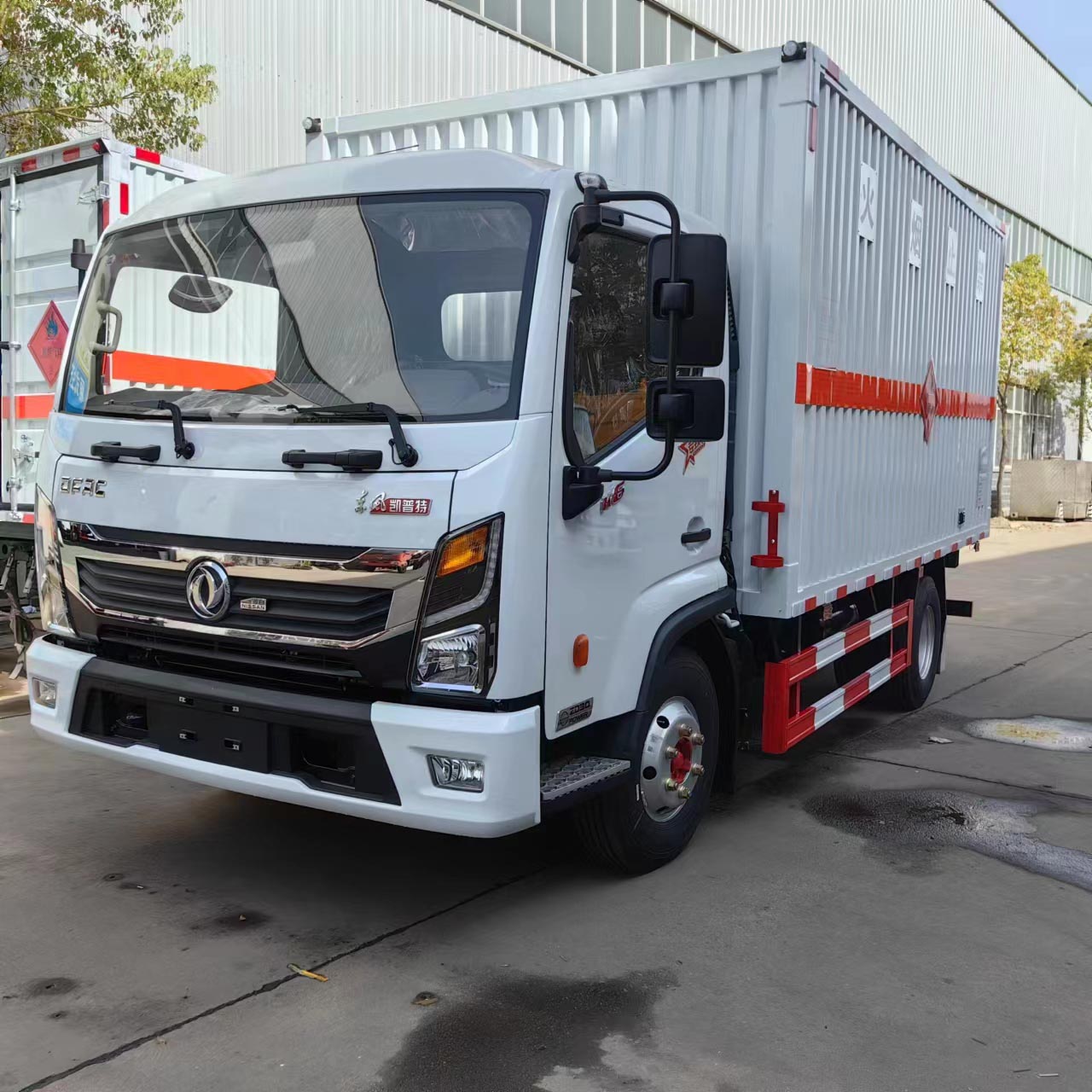 東風(fēng)凱普特4.45米易燃液體廂式運(yùn)輸車(chē)