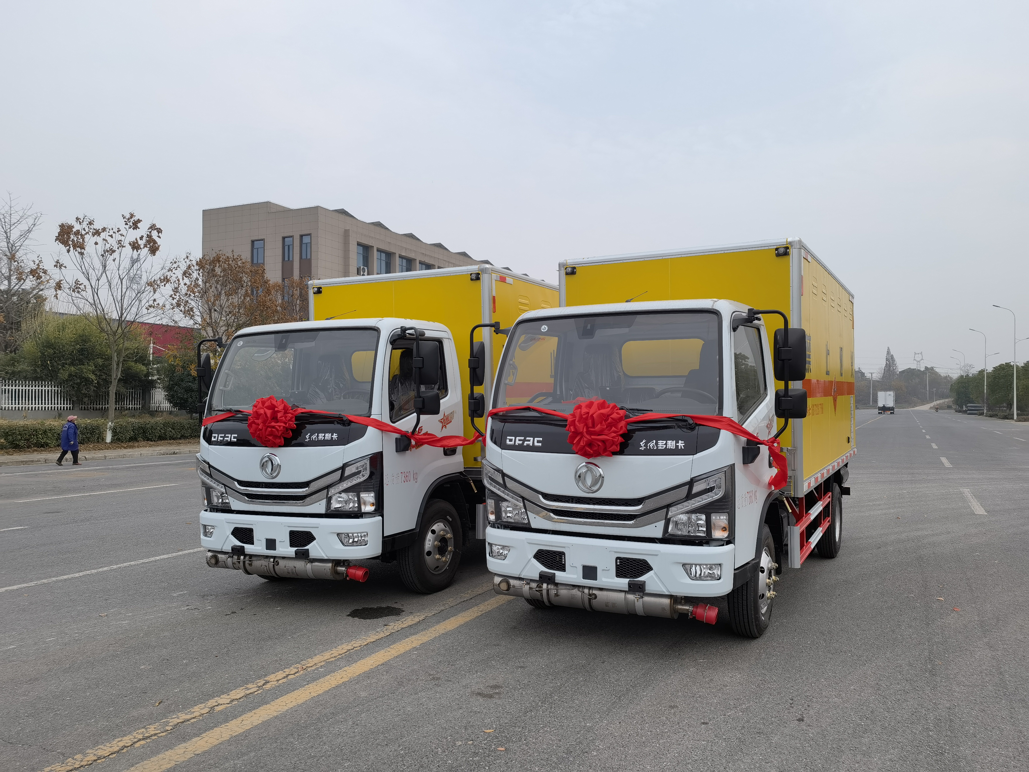 東風全柴136馬力拉甲醇廂式危險品車